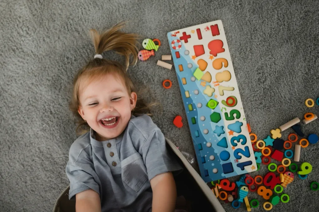楽しそうに遊んでいる子供